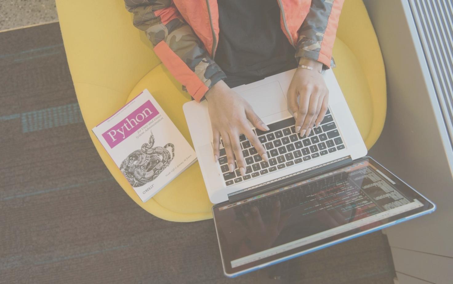 Studenti durante sessione pratica di prototipazione mobile