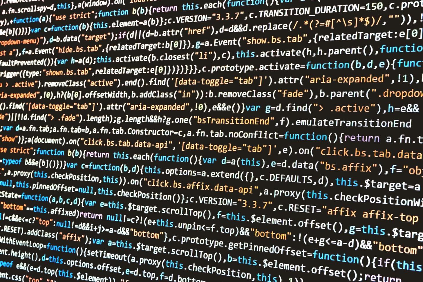 Spazio didattico calenthryvora con postazioni di lavoro e attrezzature per la prototipazione